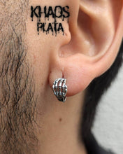 Cargar imagen en el visor de la galería, Aros argolla mano calavera par