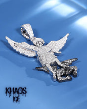 Cargar imagen en el visor de la galería, Colgante arcángel zirconia cubica