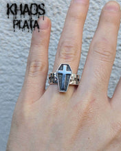 Cargar imagen en el visor de la galería, Anillo ataúd
