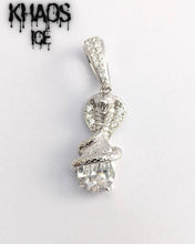 Cargar imagen en el visor de la galería, Colgante cobra zirconia cubica