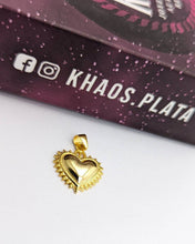 Cargar imagen en el visor de la galería, Colgante corazón acabado en oro 18 k