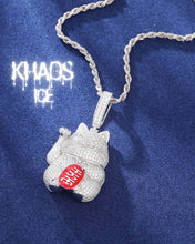 Cargar imagen en el visor de la galería, Colgante maneki-neko zirconia cubica