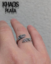 Cargar imagen en el visor de la galería, Anillo manos calavera ajustable