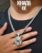 Cargar imagen en el visor de la galería, Colgante gorila rey moissanita.