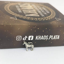 Cargar imagen en el visor de la galería, Colgante cebra