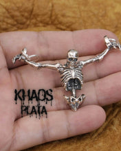 Cargar imagen en el visor de la galería, Colgante calavera perpetúa