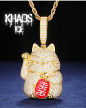 Cargar imagen en el visor de la galería, Colgante maneki-neko zirconia cubica