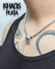 Cargar imagen en el visor de la galería, Colgante calavera 5