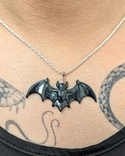 Cargar imagen en el visor de la galería, Colgante murciélago jadeita