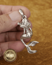 Cargar imagen en el visor de la galería, Colgante Ariel la sirenita