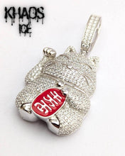 Cargar imagen en el visor de la galería, Colgante maneki-neko zirconia cubica