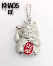 Cargar imagen en el visor de la galería, Colgante maneki-neko zirconia cubica