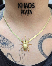 Cargar imagen en el visor de la galería, Escarabajo acabado en oro 18k