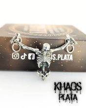 Cargar imagen en el visor de la galería, Colgante calavera perpetúa