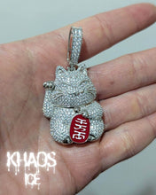 Cargar imagen en el visor de la galería, Colgante maneki-neko zirconia cubica