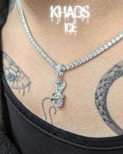 Cargar imagen en el visor de la galería, Colgante cobra zirconia cubica