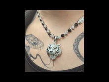 Cargar y reproducir el video en el visor de la galería, Colgante tigre zirconia cubica