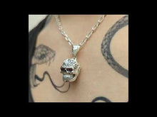 Cargar y reproducir el video en el visor de la galería, Colgante calavera 1