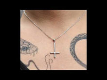 Cargar y reproducir el video en el visor de la galería, Collar cruz invertida 2