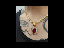 Cargar y reproducir el video en el visor de la galería, Dragón zirconia cúbica acabado en oro 18k