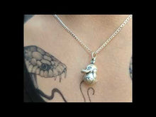 Cargar y reproducir el video en el visor de la galería, Colgante pokémon Psyduck