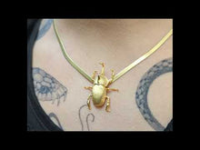 Cargar y reproducir el video en el visor de la galería, Escarabajo acabado en oro 18k