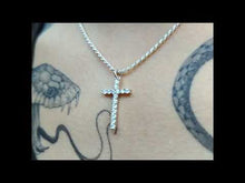 Cargar y reproducir el video en el visor de la galería, Colgante cruz delgada moissanita