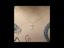 Cargar y reproducir el video en el visor de la galería, Collar cruz zirconia cubica con cadena acabado en oro 18K
