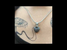 Cargar y reproducir el video en el visor de la galería, Colgante corazón zirconia cúbica