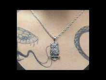 Cargar y reproducir el video en el visor de la galería, Colgante búho