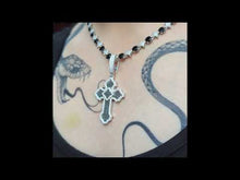 Cargar y reproducir el video en el visor de la galería, Colgante cruz moissanita negra