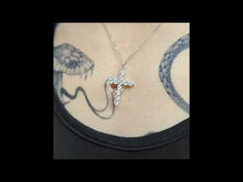 Cargar y reproducir el video en el visor de la galería, Collar cruz con corona zirconia cubica