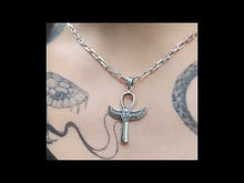Cargar y reproducir el video en el visor de la galería, Colgante Ankh escarabajo alado
