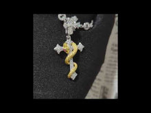 Cargar y reproducir el video en el visor de la galería, Colgante cruz y serpiente moissanita