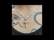 Cargar y reproducir el video en el visor de la galería, Colgante cruz y serpiente moissanita