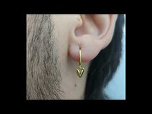 Cargar y reproducir el video en el visor de la galería, Aros argolla corazón 2 acabado en oro 18k