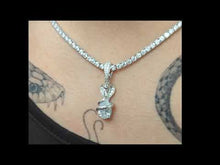 Cargar y reproducir el video en el visor de la galería, Colgante cobra zirconia cubica