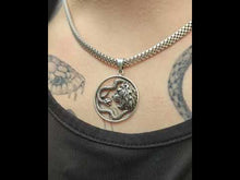 Cargar y reproducir el video en el visor de la galería, León y Serpiente