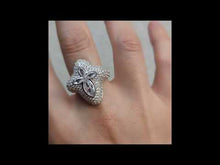 Cargar y reproducir el video en el visor de la galería, Anillo cruz zirconia cubica 2
