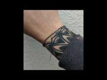 Cargar y reproducir el video en el visor de la galería, Pulsera tennis zirconia cubica negra 2 mm