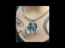 Cargar y reproducir el video en el visor de la galería, Colgante cruz alada