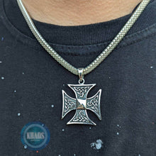 Cargar imagen en el visor de la galería, Colgante cruz teutónica