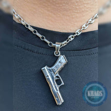 Cargar imagen en el visor de la galería, Colgante pistola glock