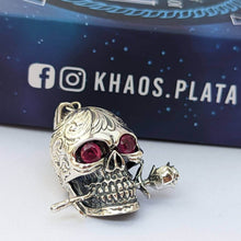 Cargar imagen en el visor de la galería, Colgante calavera 3