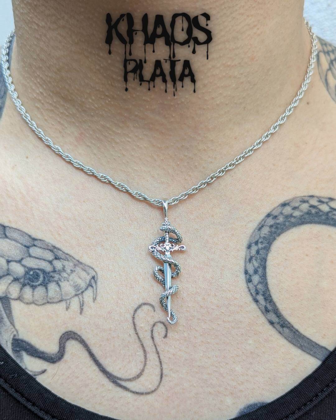 Colgante espada y serpiente