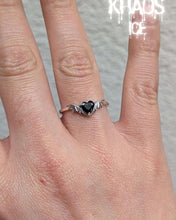 Cargar imagen en el visor de la galería, Anillo corazón demonio zirconia cubica ajustable

