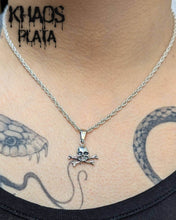 Cargar imagen en el visor de la galería, Colgante calavera pirata
