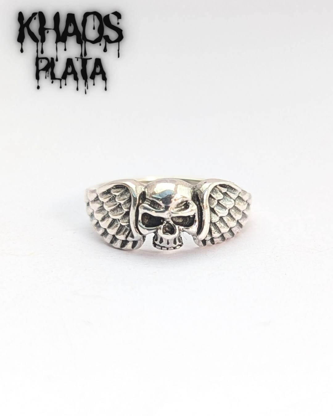 Anillo cráneo alado
