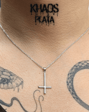 Cargar imagen en el visor de la galería, Collar cruz invertida 2
