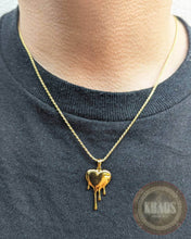 Cargar imagen en el visor de la galería, Colgante corazón goteando acabado en oro 18 k
